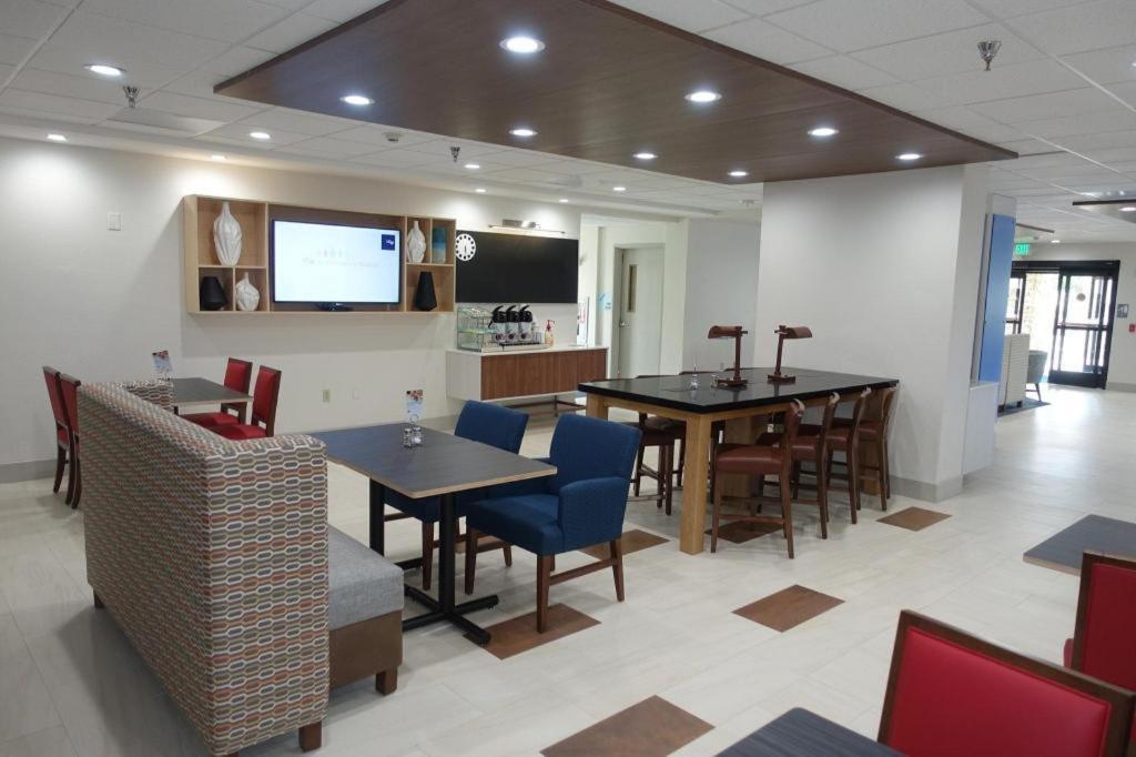 Holiday Inn Express & Suites Brentwood Εξωτερικό φωτογραφία